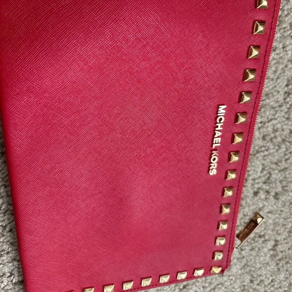 Michael Kors Jet Set Travel XL zip stud clutch wristlet - Picture 2 of 5